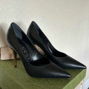 Black Pumps with gold heels